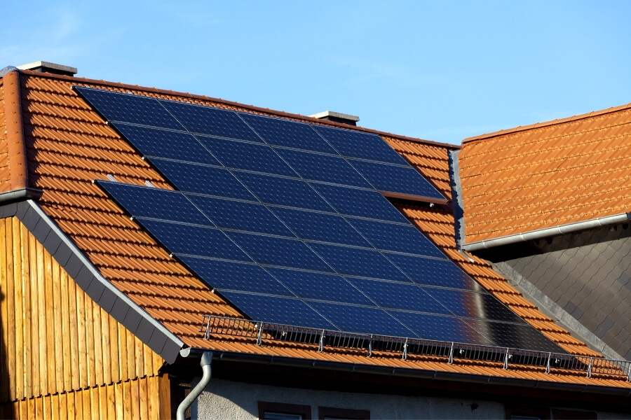 Dachy z paneli fotowoltaicznych - jak zyskać tanią energię elektryczną?